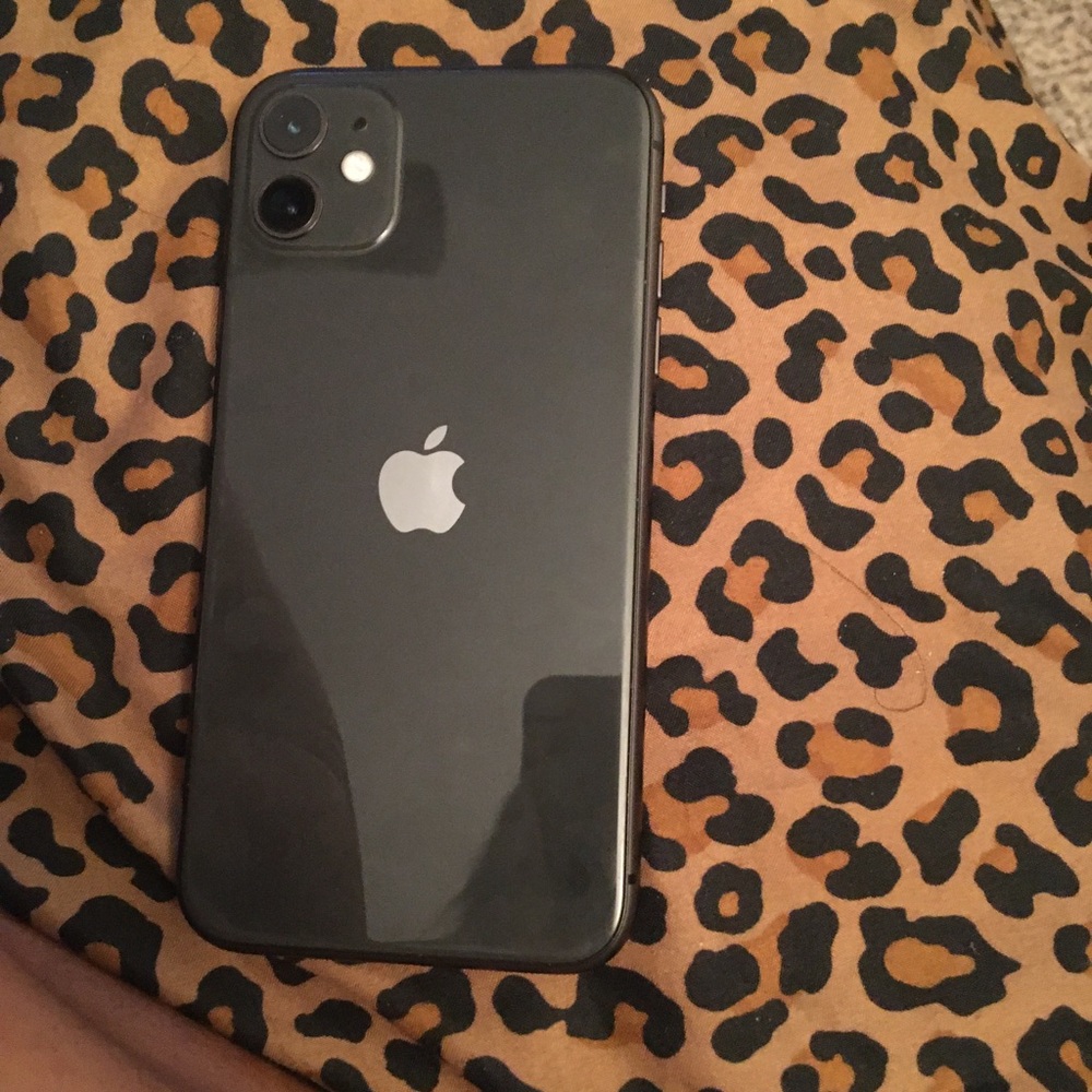 Hey I’m selling an black iPhone 11 yes it’s unlock - Picture 3 of 4